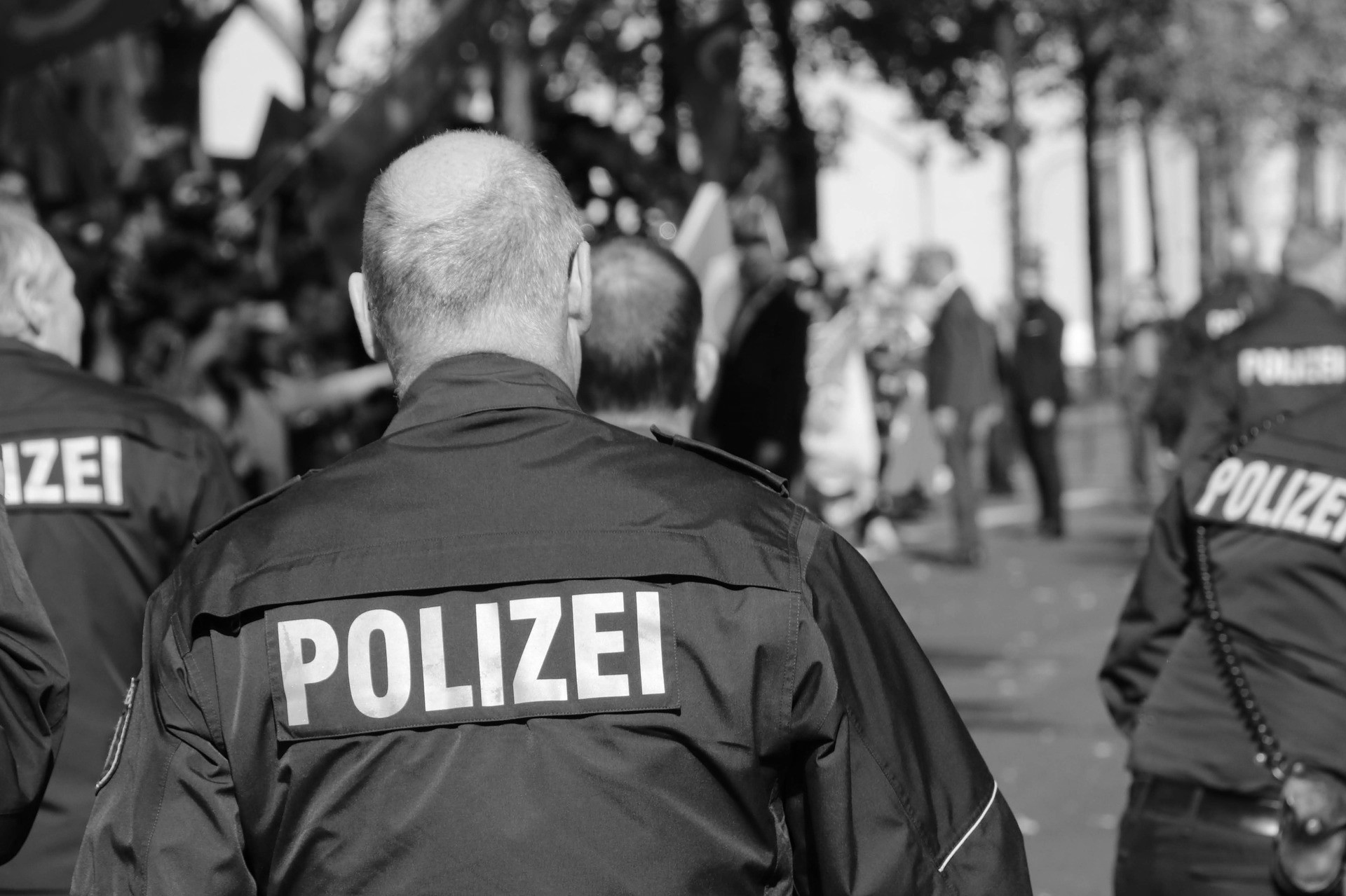 Německá policie zasahuje proti praní peněz, část skončila i v Česku