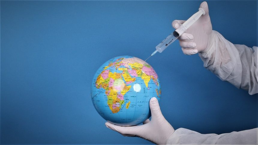 Pandemic concept, close up of scientist injecitng vaccine into t Vakcínu nelze uspěchat