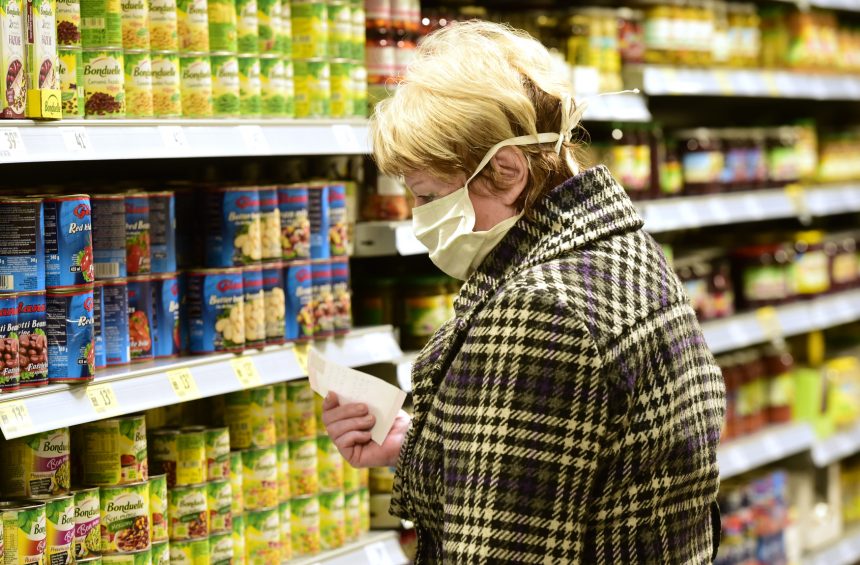 supermarket, obchod, vyhrazené hodiny pro osoby starší 65 let, senioři, důchodci, seniorka, důchodkyně, rouška, nákup, nákupní seznam, konzervy---Two hours in food shops, drugstores, pharmacies for seniors only, shop, shopping, senior, protective face mask, woman Konec dvojí kvality potravin v Česku