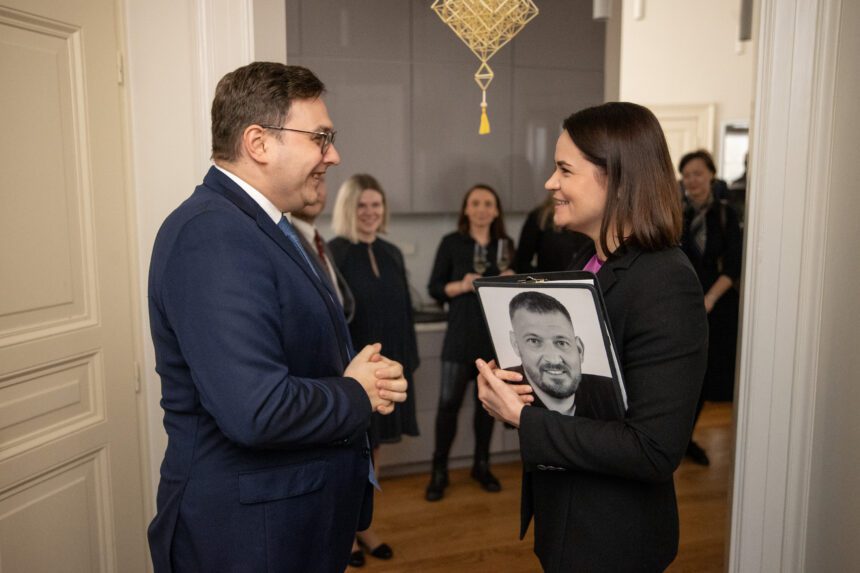 Slaměný pavouk Bělorusům v exilu končí platnost pasů. Běloruská opozice vymyslela vlastní doklady, Česko je nejspíš neuzná