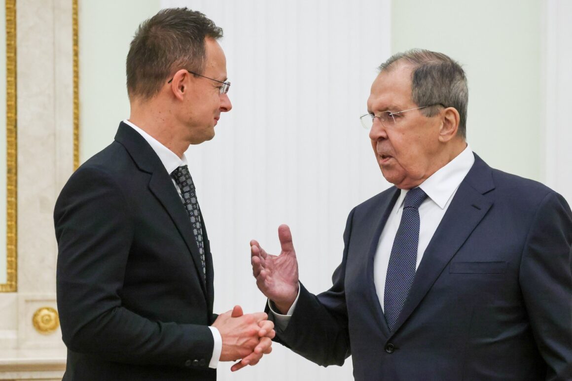 Ministři zahraničí Maďarska a Ruska Peter Szijjarto a Sergej Lavrov během setkání v Moskvě 28.11. 2025. Zdroj: Vladimir Gerdo / Zuma Press / Profimedia