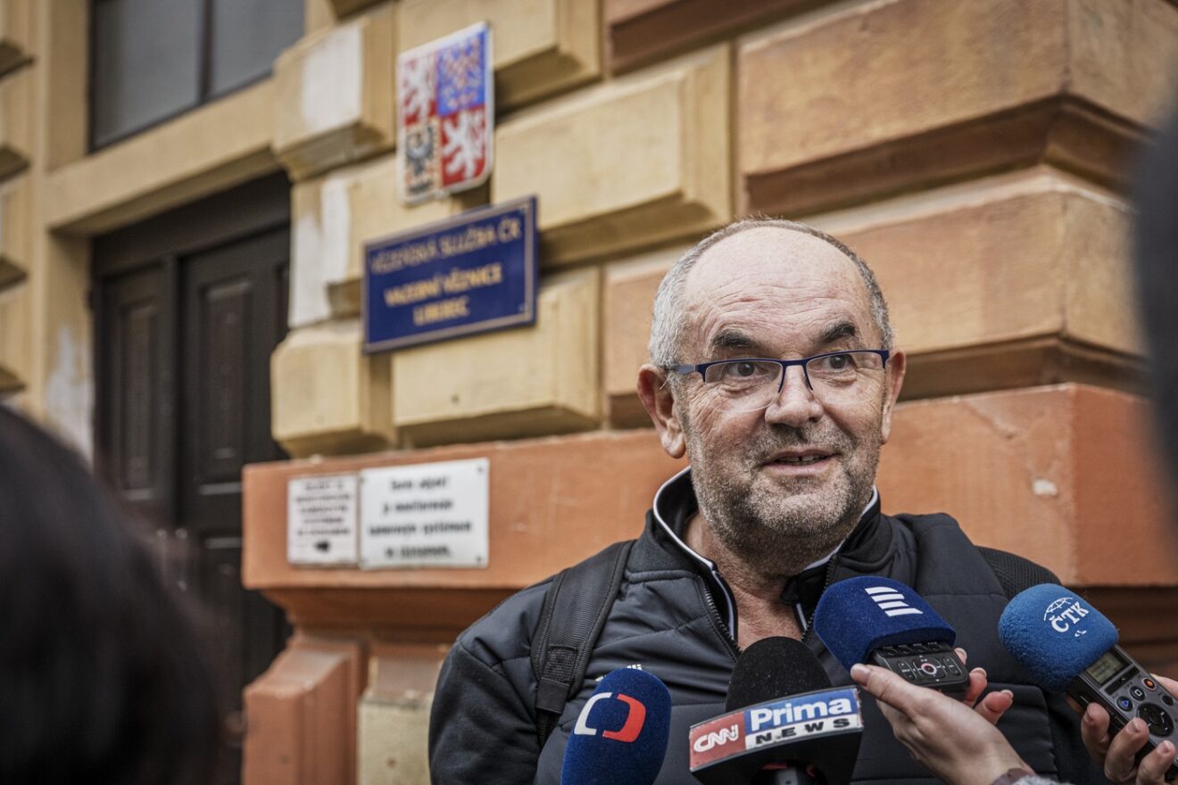 Bývalý předseda Fotbalové asociace ČR Miroslav Pelta při opuštění věznice. Zdroj: ČTK / Petrášek Radek
