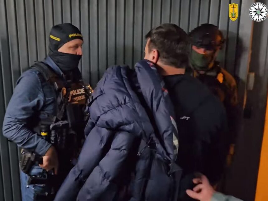 Návrh bez názvu(21) Převoz Palje Domdoniho z Chorvatska do České republiky s policejním doprovodem. | Zdroj: Policie ČR