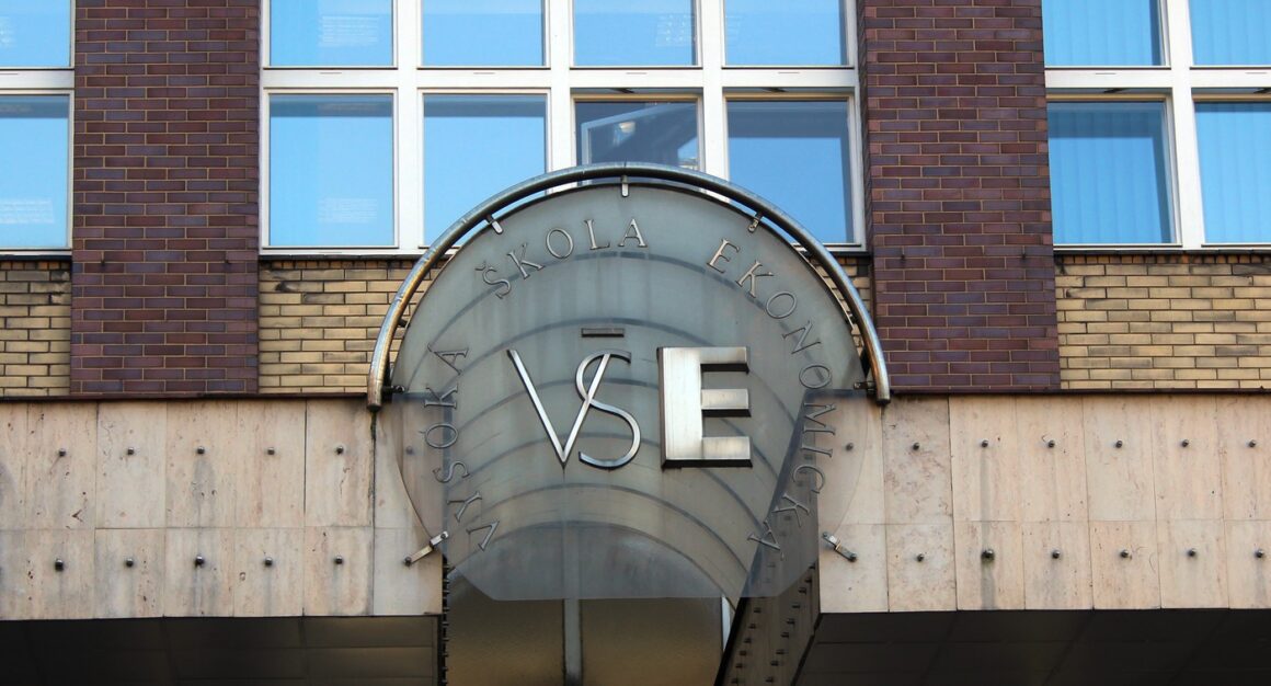 Vysoká škola ekonomická, budova, Praha Kosmetička Martonová usedla v radě Energetiky Slovensko. O své kvalifikaci mlží, korupci manžela odmítá