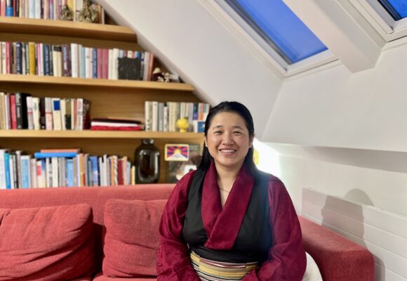 Špehování a zastrašování. Pod dohledem Číny jsou i Tibeťané v exilu, říká tibetská princezna