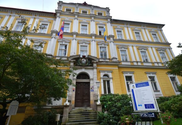 Radní za hnutí ANO v Mariánských Lázních používá dva vysokoškolské tituly. Není zřejmé, jak je získal