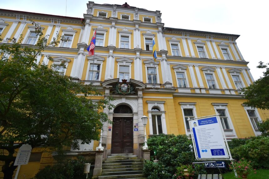 Radní za hnutí ANO v Mariánských Lázních používá dva vysokoškolské tituly. Není zřejmé, jak je získal