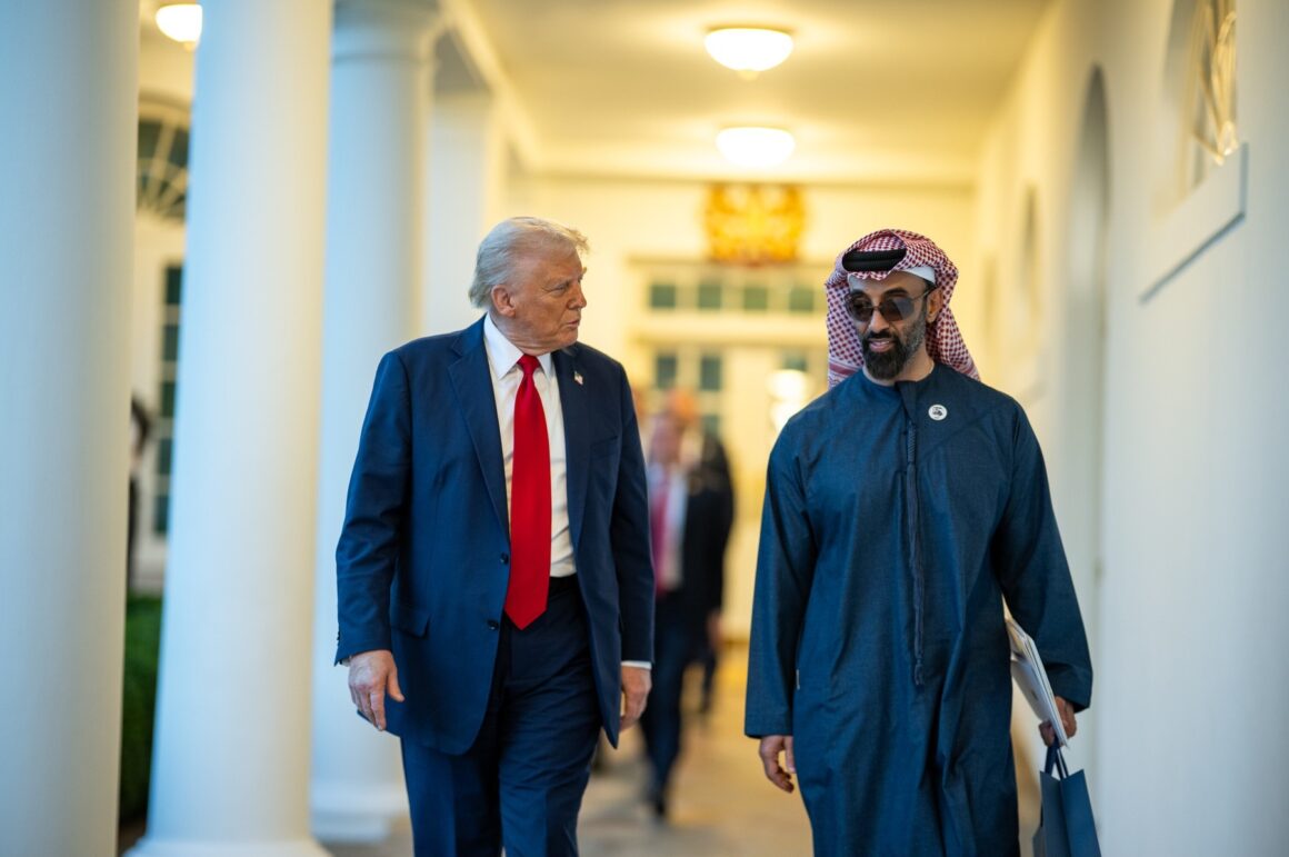 Prezident Donald Trump v březnu 2025 s šejkem Tahnún bin Zájid Ál Nahjánem I Zdroj: ČTK / News Pictures / White House Bratr prezidenta Spojených arabských emirátů buduje impérium kolem AI. Jeho firma má kořeny ve špionážní organizaci